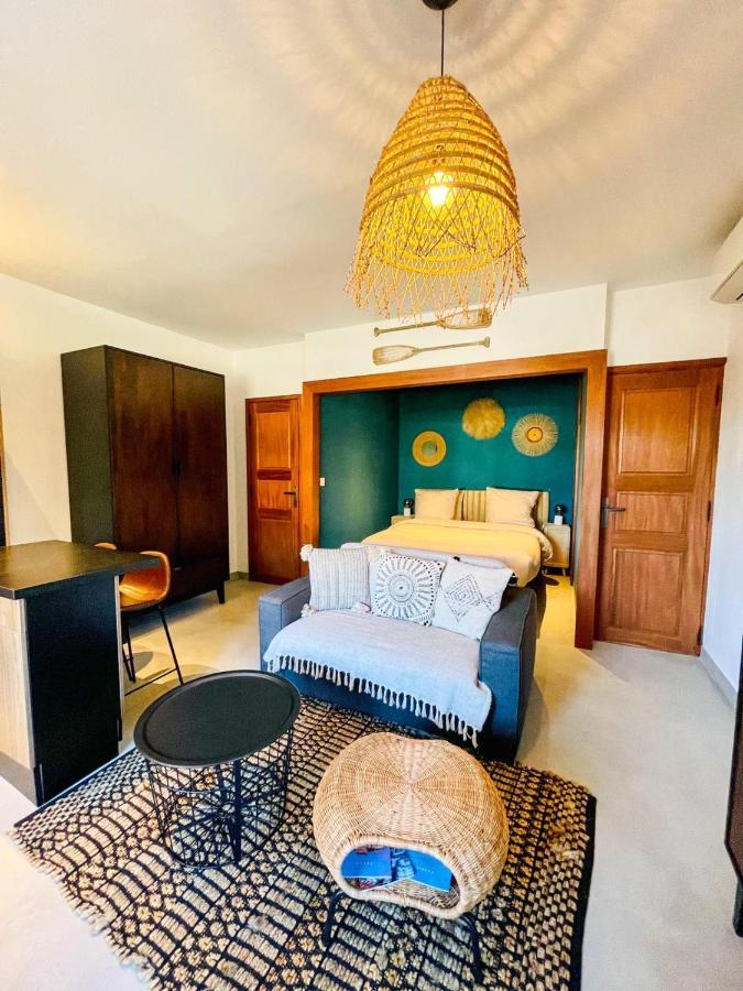 AU BORD DE L'EAU Studio climatisé avec Terrasse et vue mer à 40m de la plage Cassis Extérieur photo