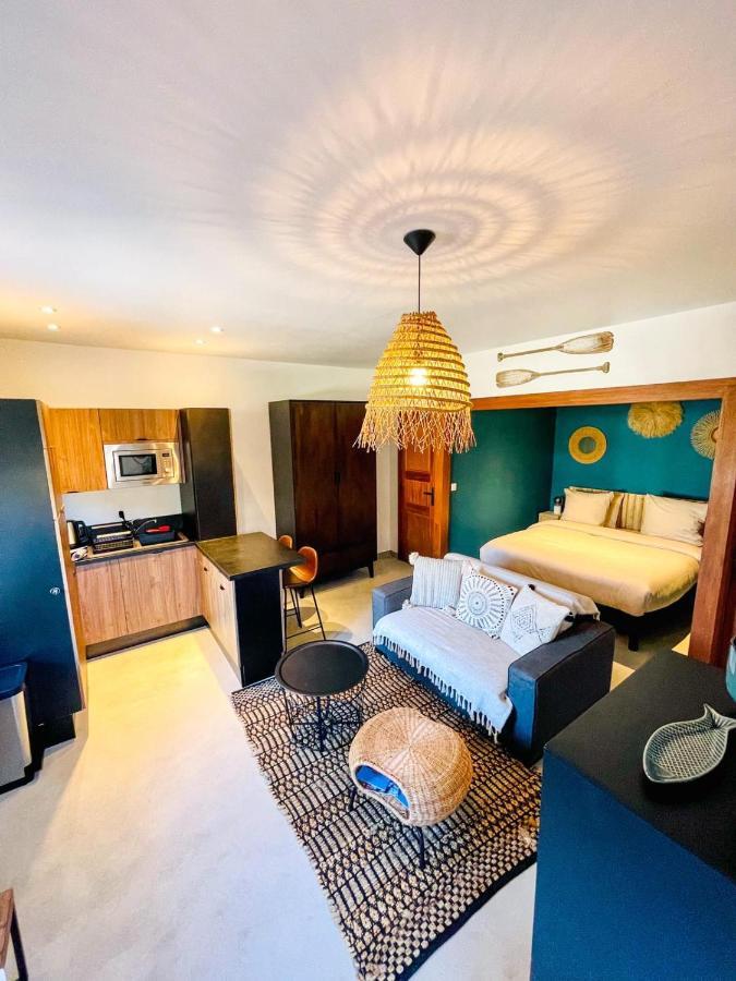 AU BORD DE L'EAU Studio climatisé avec Terrasse et vue mer à 40m de la plage Cassis Extérieur photo