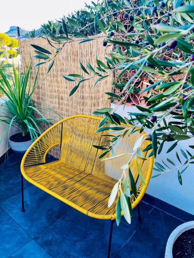 AU BORD DE L'EAU Studio climatisé avec Terrasse et vue mer à 40m de la plage Cassis Extérieur photo